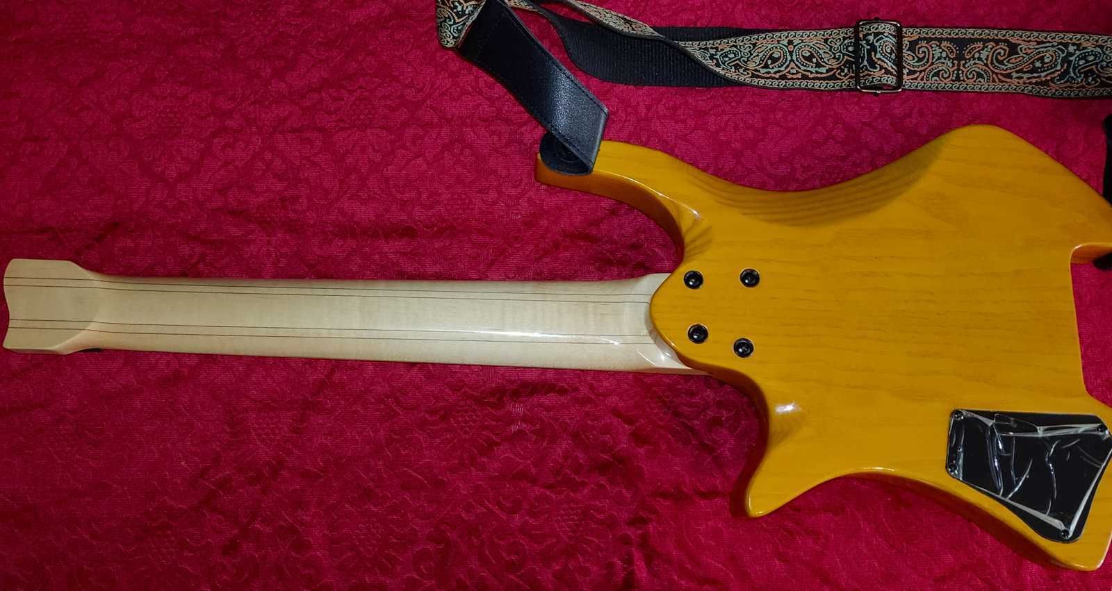 Gitara elektryczna 8 - strunowa headless (bezgłowa)