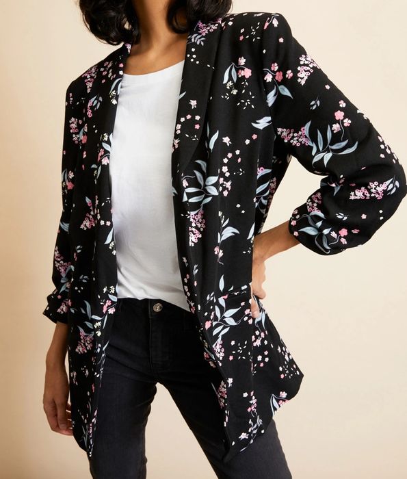 Żakiet z marszczonymi rękawami czarny w kwiaty