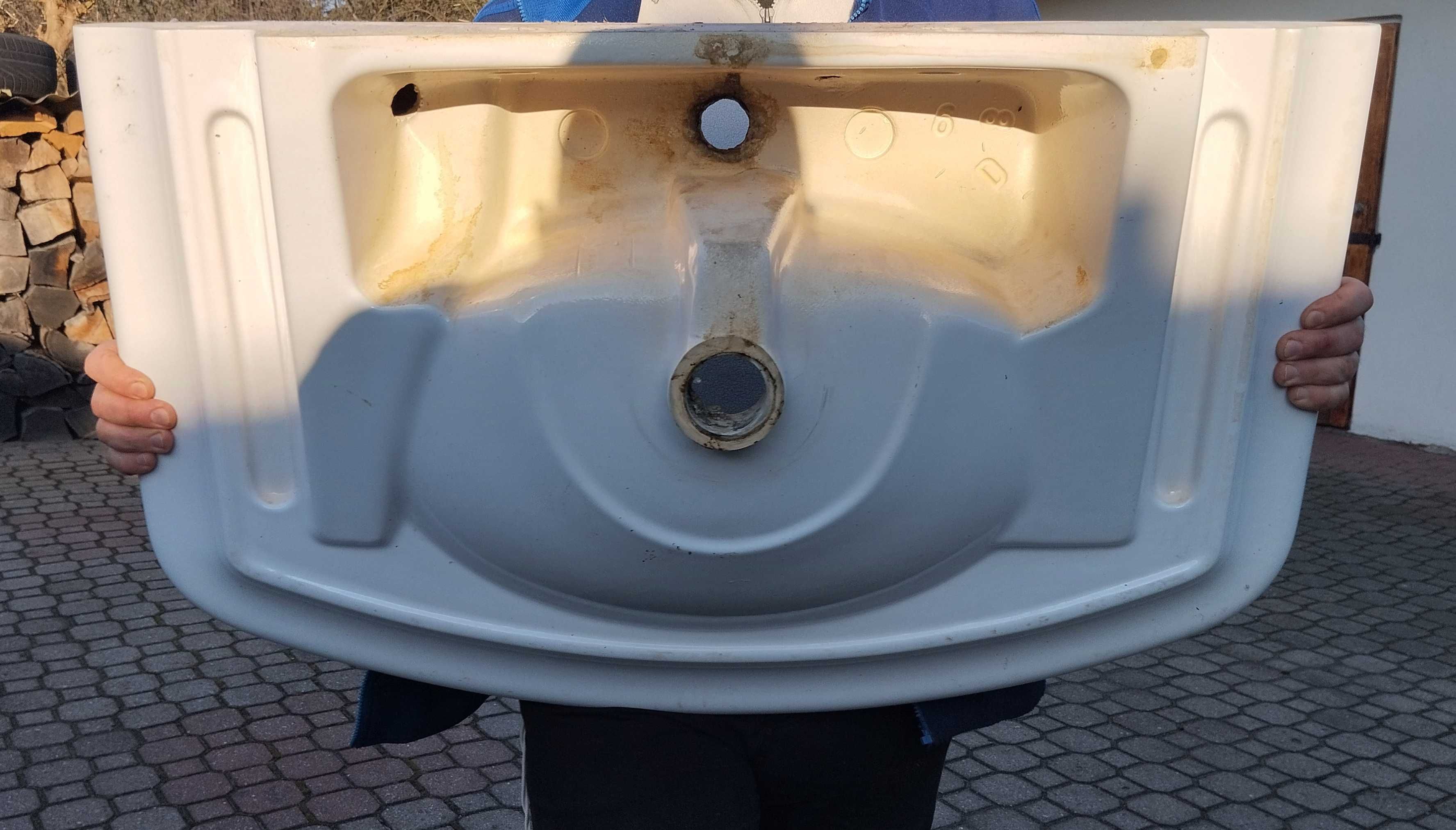 Umywalka ceramiczna, duża.