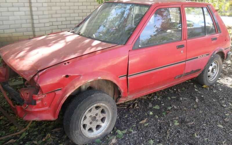 Toyota Starlet 1985г 5дв хетчбек ,красный, после дтп