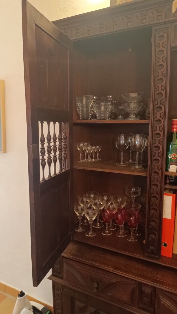 Móvel antigo com aparador