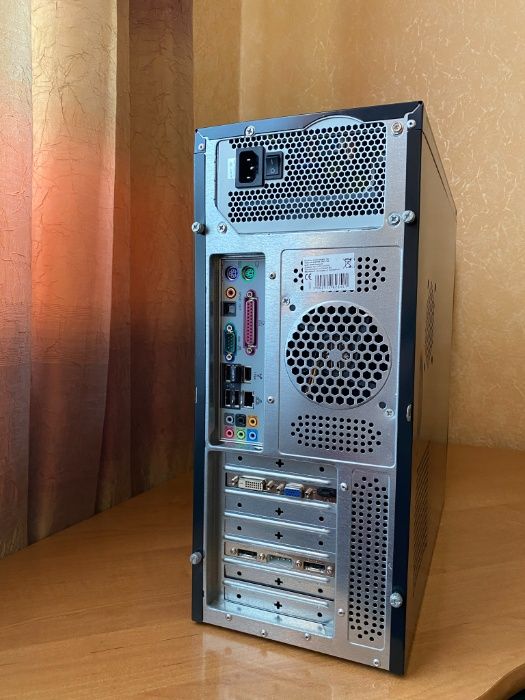 Komputer PC - Intel Core 2 Duo - 4 GB RAM - GeForce GT 730 + Monitor