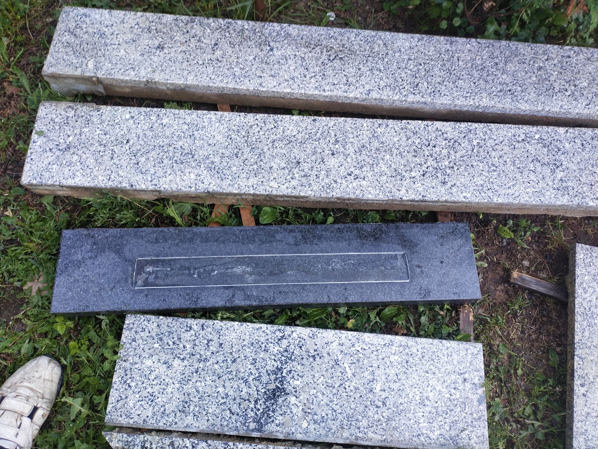Nagrobek z demontażu