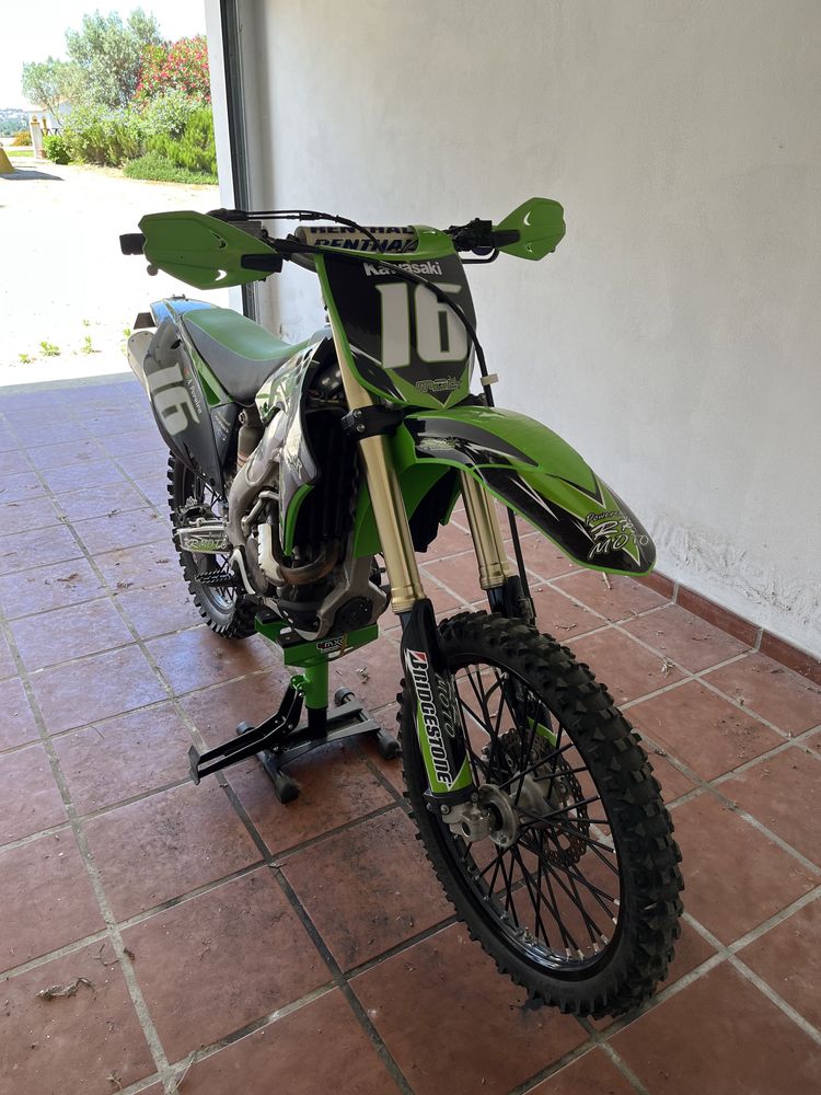 Vende-se moto Kawasaki KXF 250 matriculada.