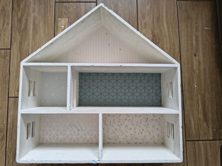Drewniany mały domek dla laleczek, małych maskotek