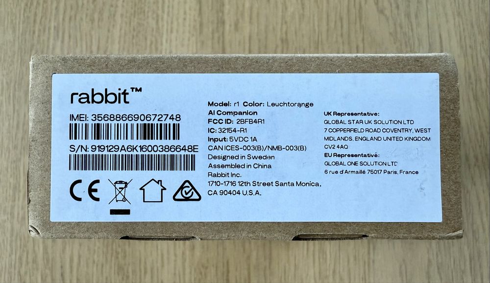 Rabbit R1 - urządzenie AI Perplexity Aparat Cyfrowy język PL