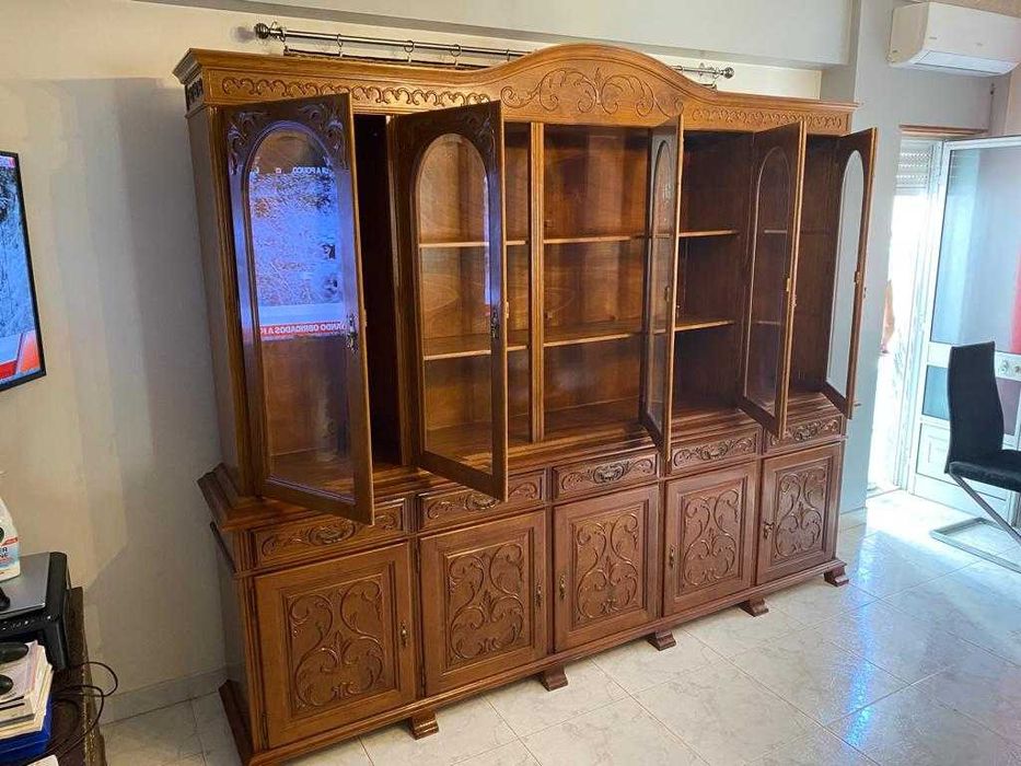 Móvel com vitrine madeira maciça usado em bom estado