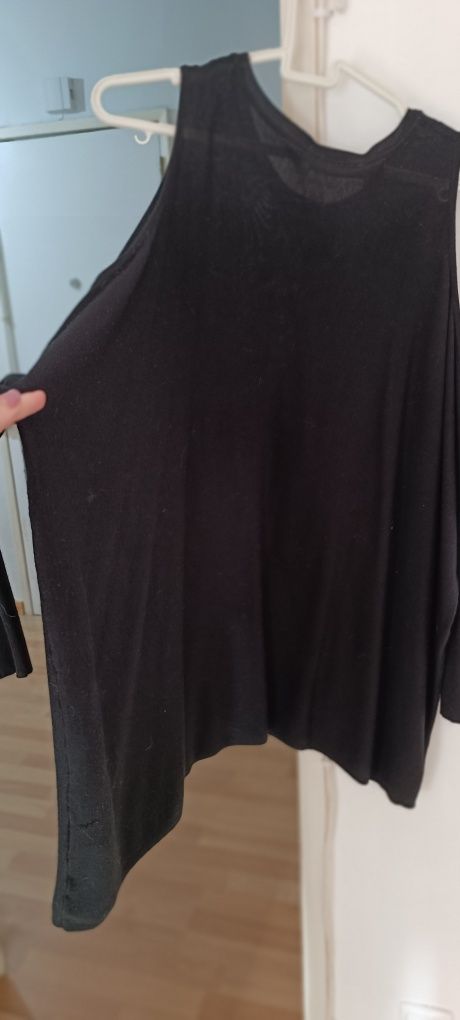 Vestido preto malha aberto nos ombros. Marca Karamel. Usado. Tamanho ú