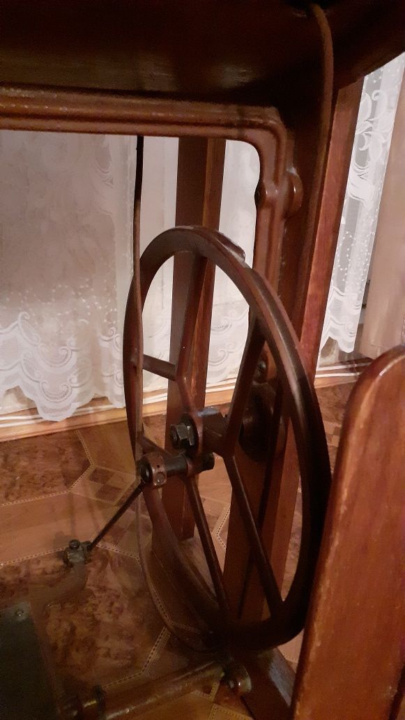 Продам швейную польскую ножную машинку