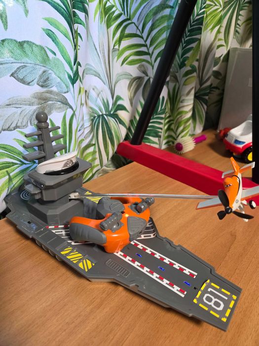 Іграшка авіаносець з мультфільму "Літачки" на радіокеруванні