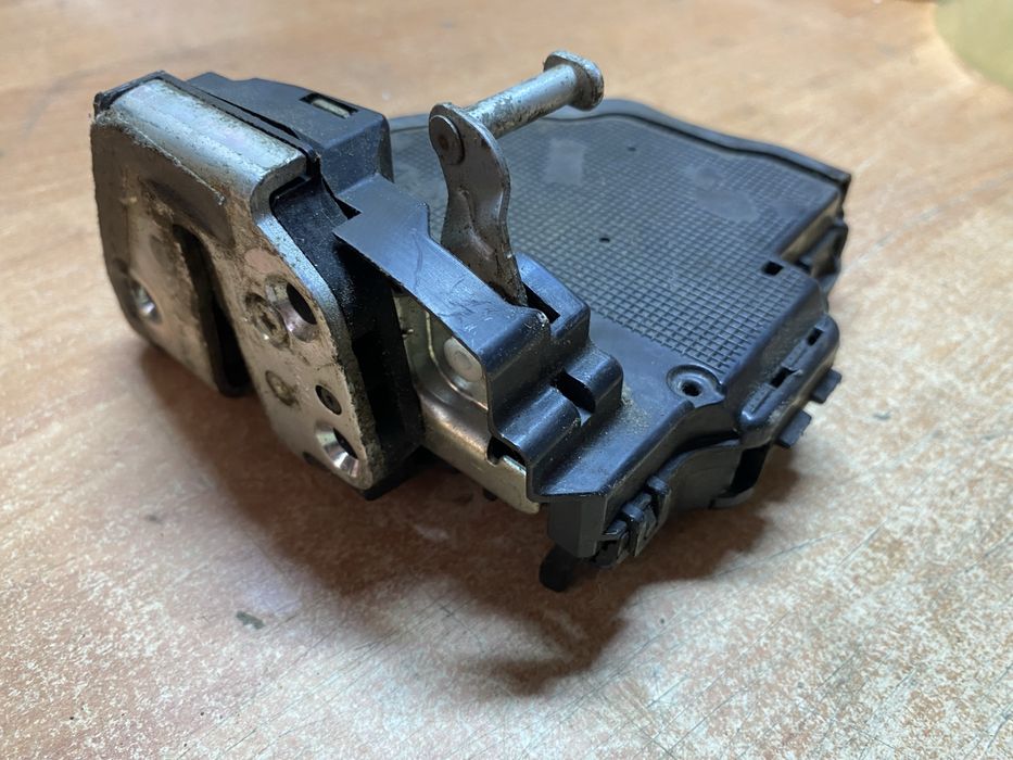 Toyota Avensis T27, Camry 40 задній правий дверний замок для Тойота.