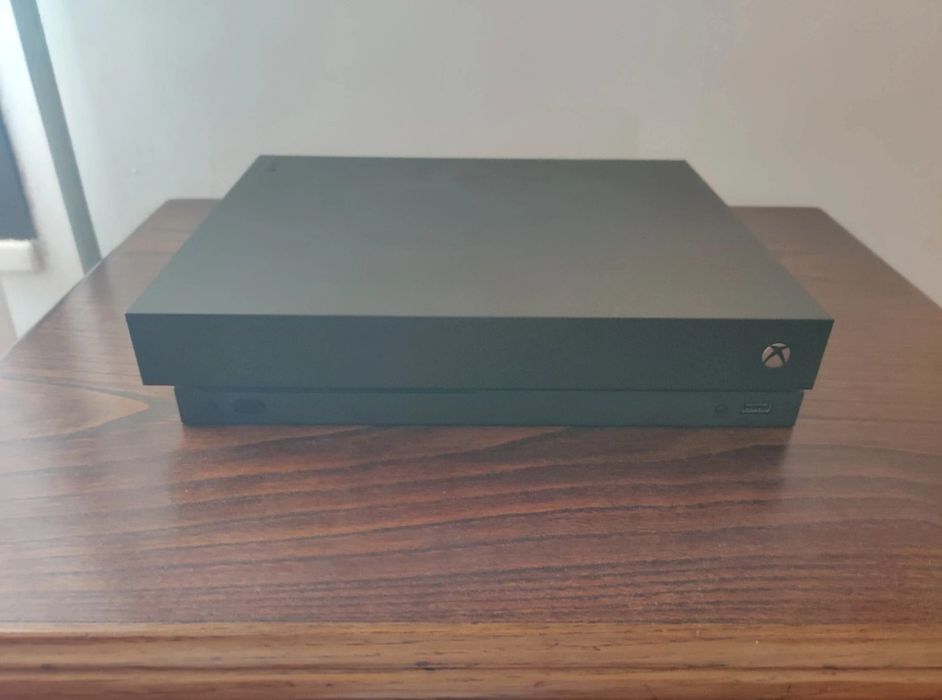 Xbox One X + comando C/fio