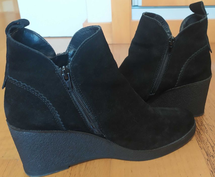 Botins de cunha e camurça preta da Chika10