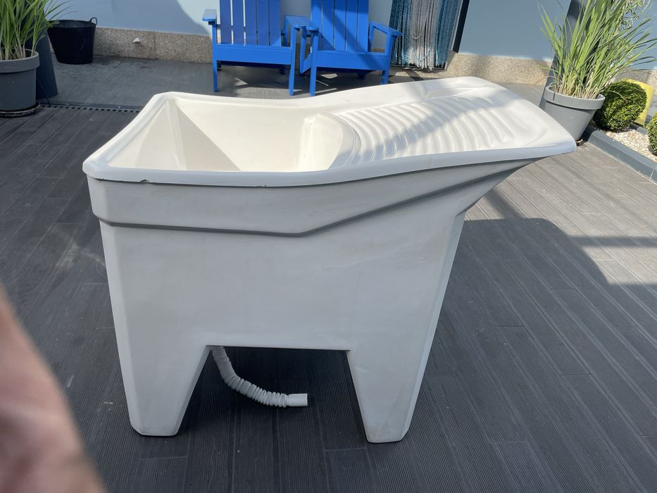 Tanque de lavar roupa com porta