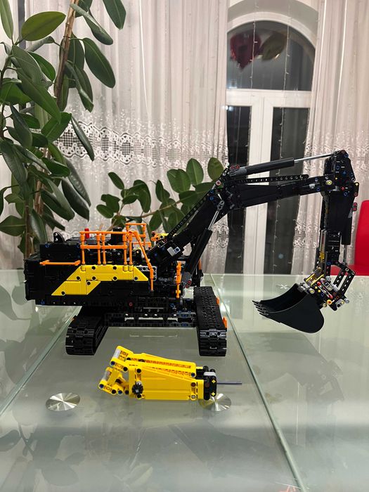 LEGO Technic - Экскаватор Volvo EC500 Hybrid (42215)