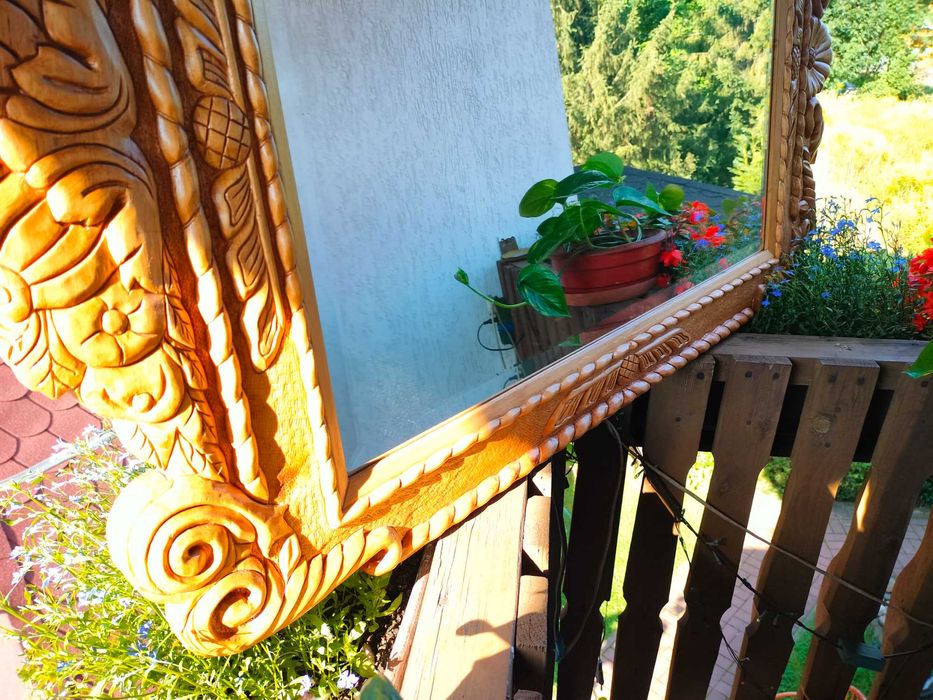 Stylowe lustro grawerowane z ręcznie rzeźbioną ramą ozdobną.