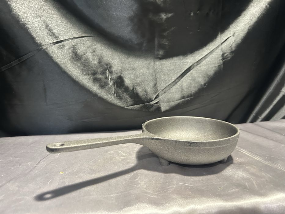 Żeliwna patelnia na trzech nogach – niski rondel – 13,5 cm