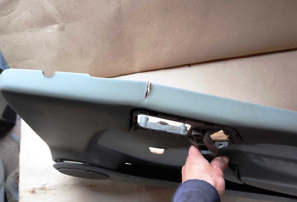 Карта дверей передняя пассажирская Опель Вектра А. Шрот.