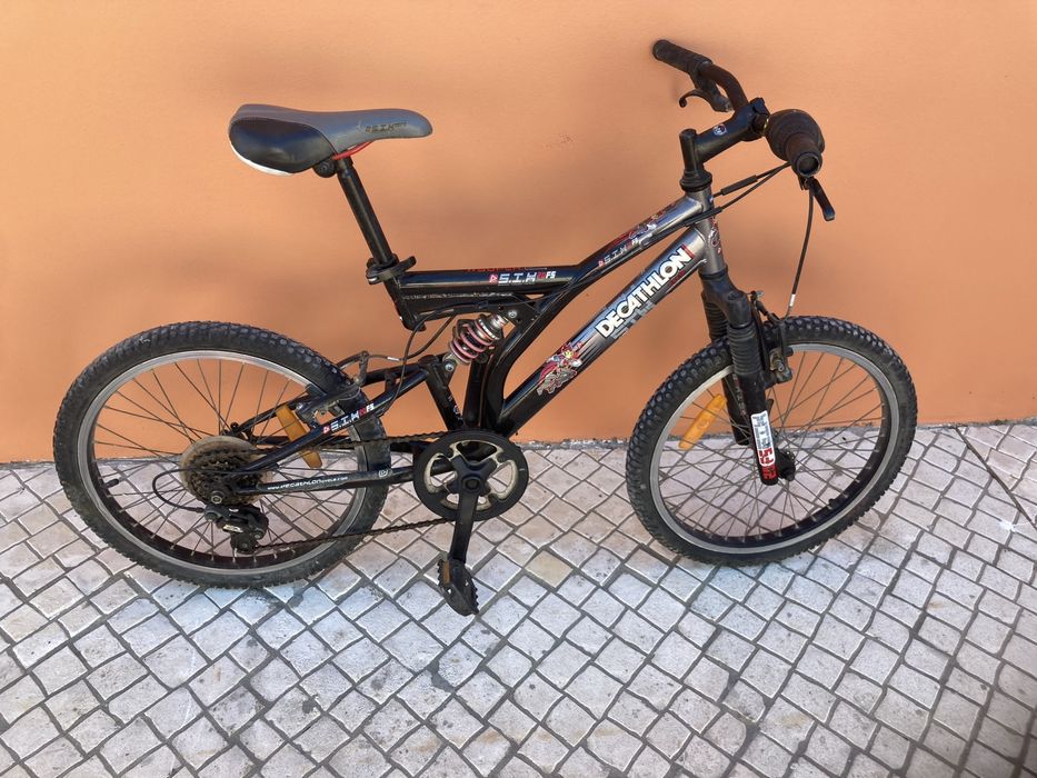 Bicicleta com amortecedores e mudanças em bom estado