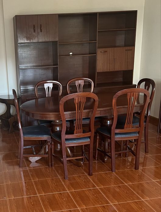 Movel sala , mesa extensivel e 6 cadeiras. Tudo em madeira