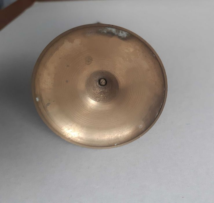 Stara figurka świecznik z mosiądzu z antyczną lub egipską boginią