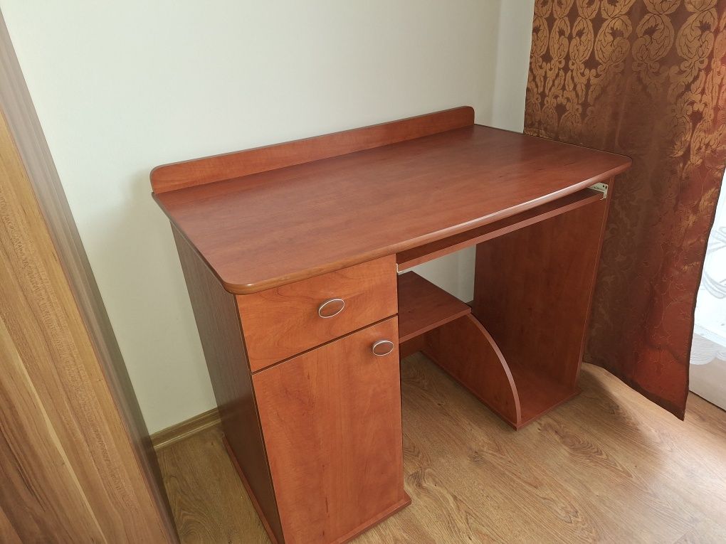 Solidne biurko z półkami i szufladą