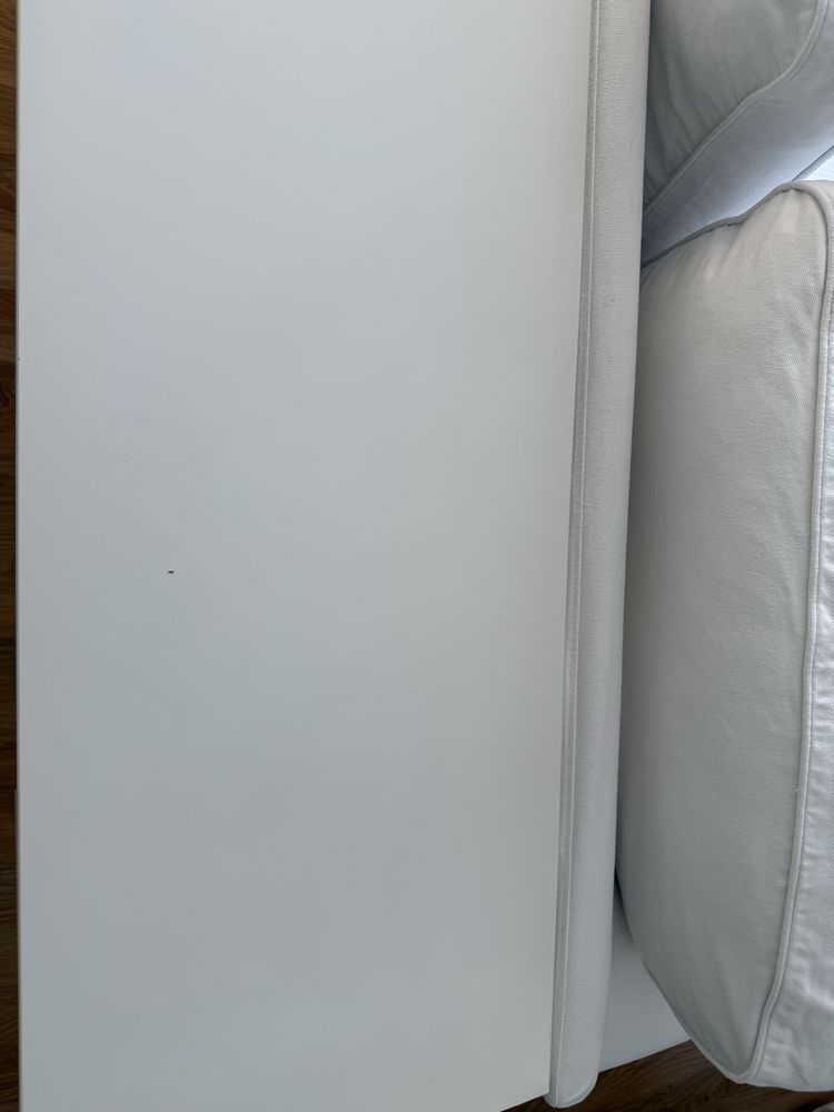 2 Sofás e repousa pés Ektorp, e mesa IKEA