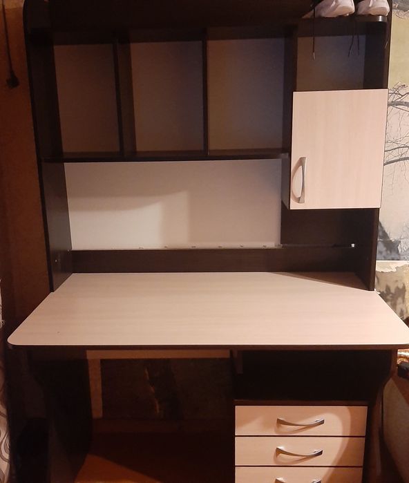 Комп'юторний стіл