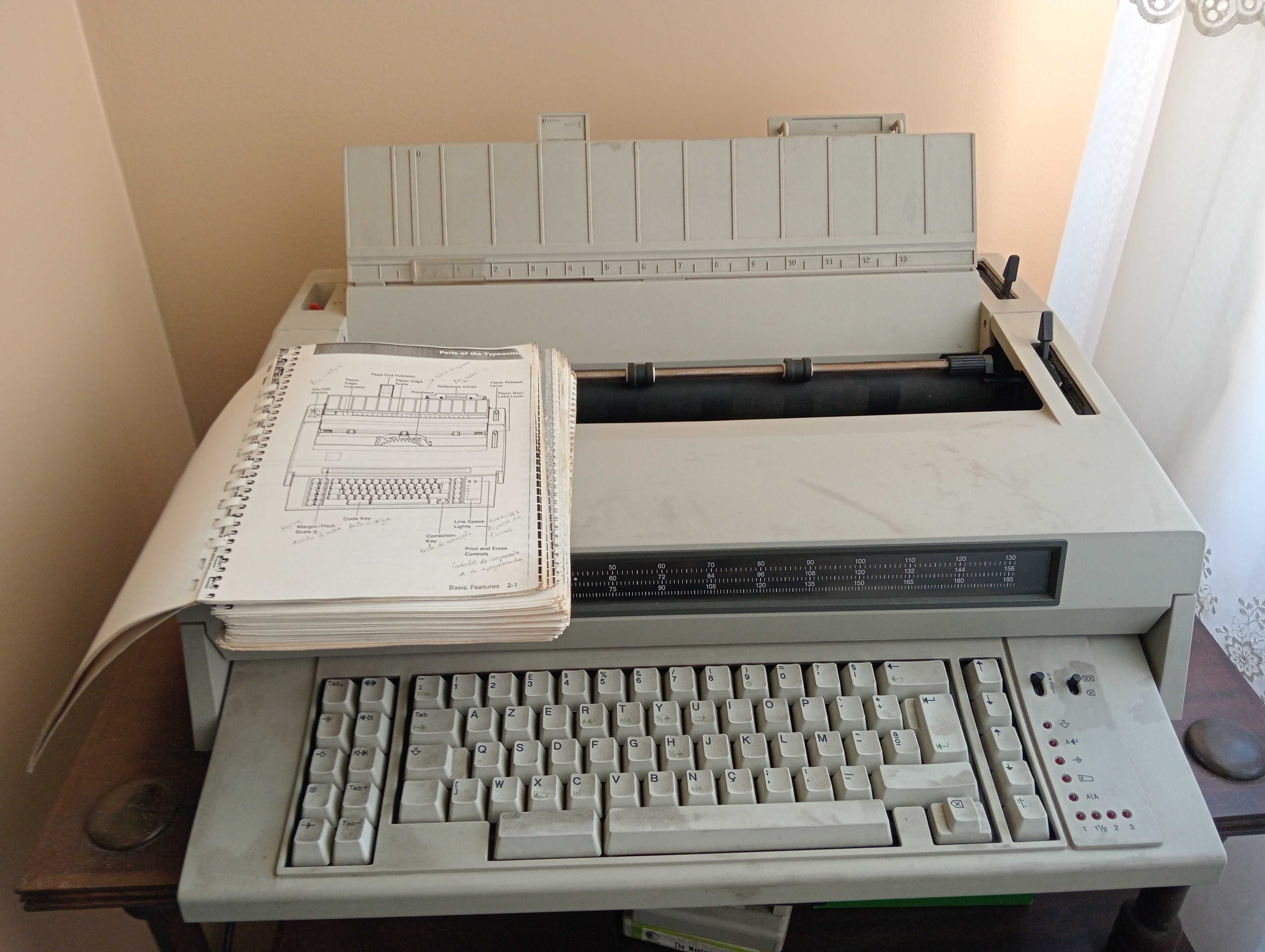 Máquina de escrever IBM 6750