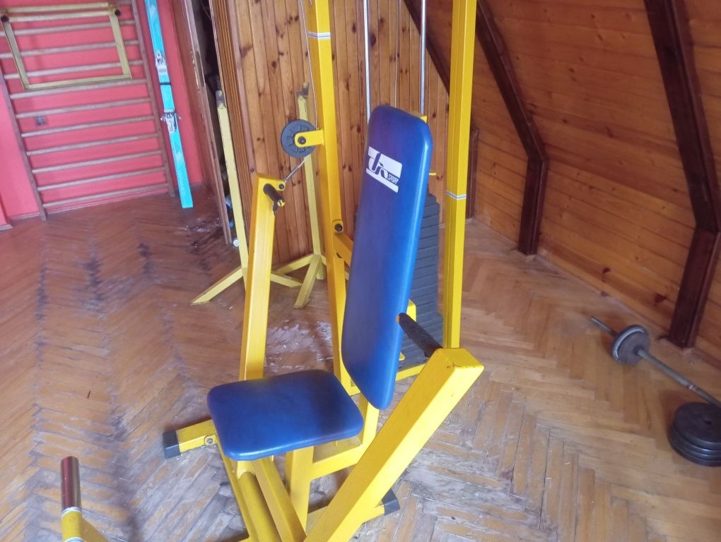 Atlas wyciskanie na klatkę