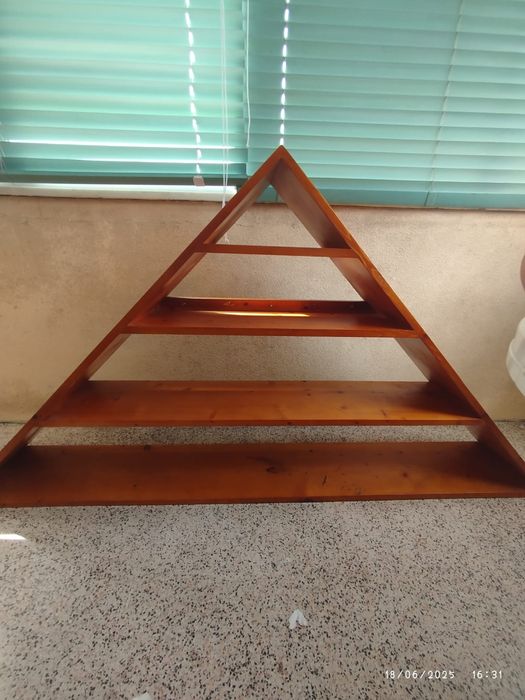 Estante triangular em madeira , em óptimo estado