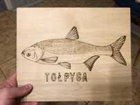 Ryba Tołpyga wypalana w drewnie