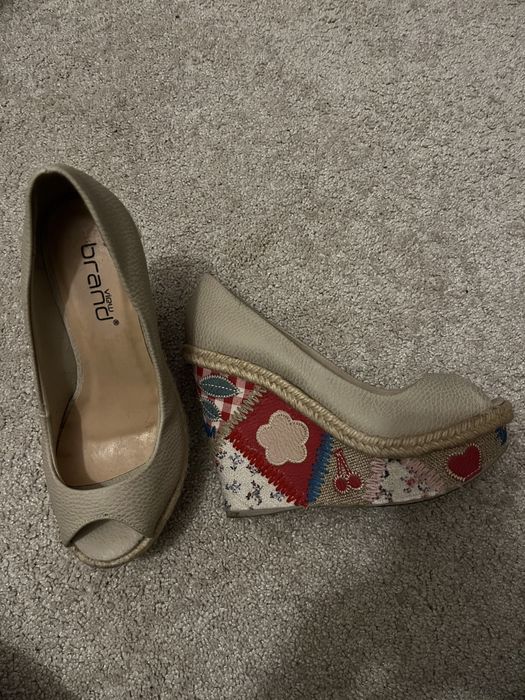 Sapatos de cunha semi-novos