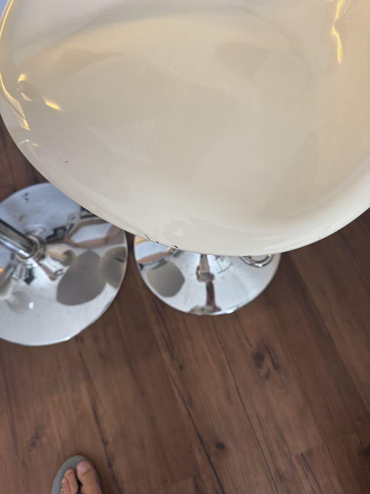 Mesa de pé alto com dois bancos em branco e cromados