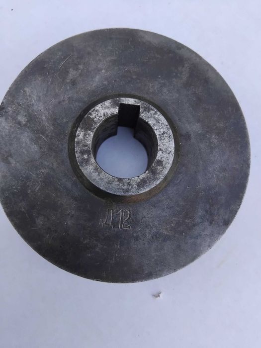 Шкив (Д-12)  диаметр 100мм, посадка на вал -28мм,  в хор. сост.