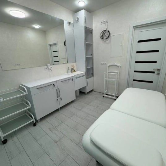 Здається місце для перукаря, візажиста, бровиста, мастра манікюра