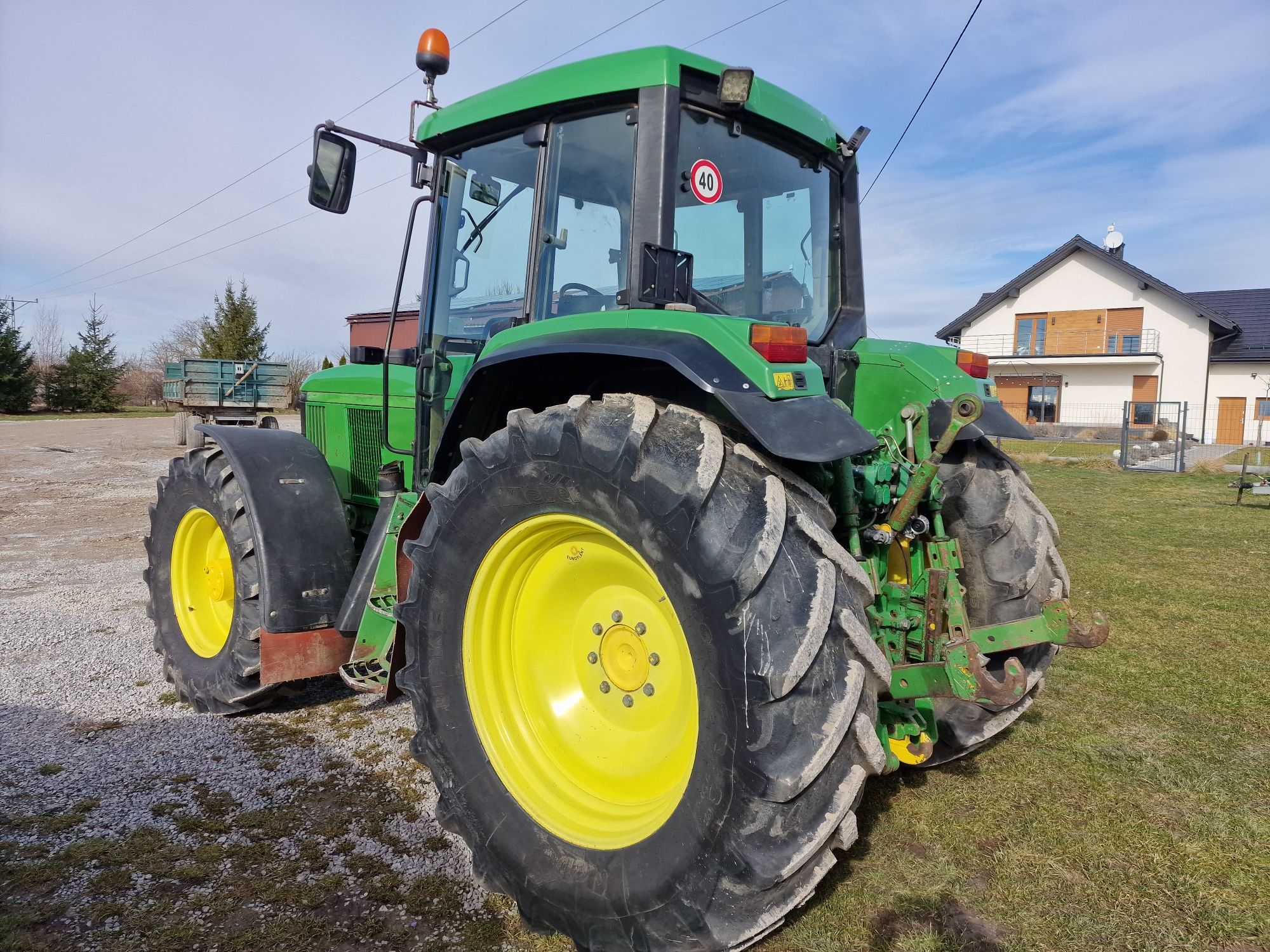 Ciągnik John Deere 6810