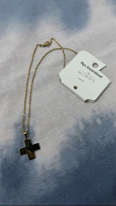 Colar Dourado com Cruz