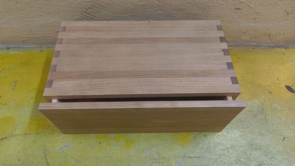 Espelho e gaveta de parede