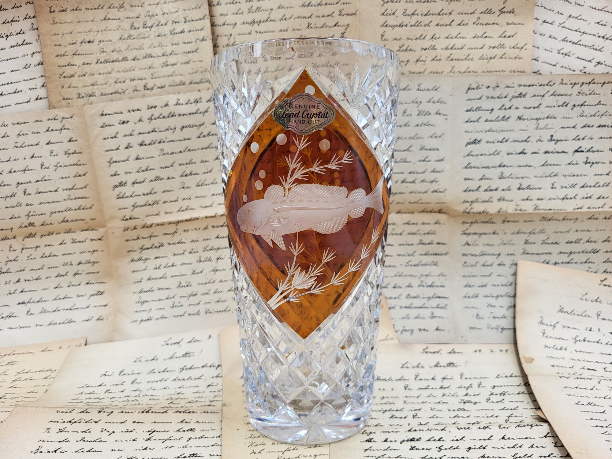 Piękny kryształowy dwukolorowy wazon z rybami ręcznie cięty Huta Julia