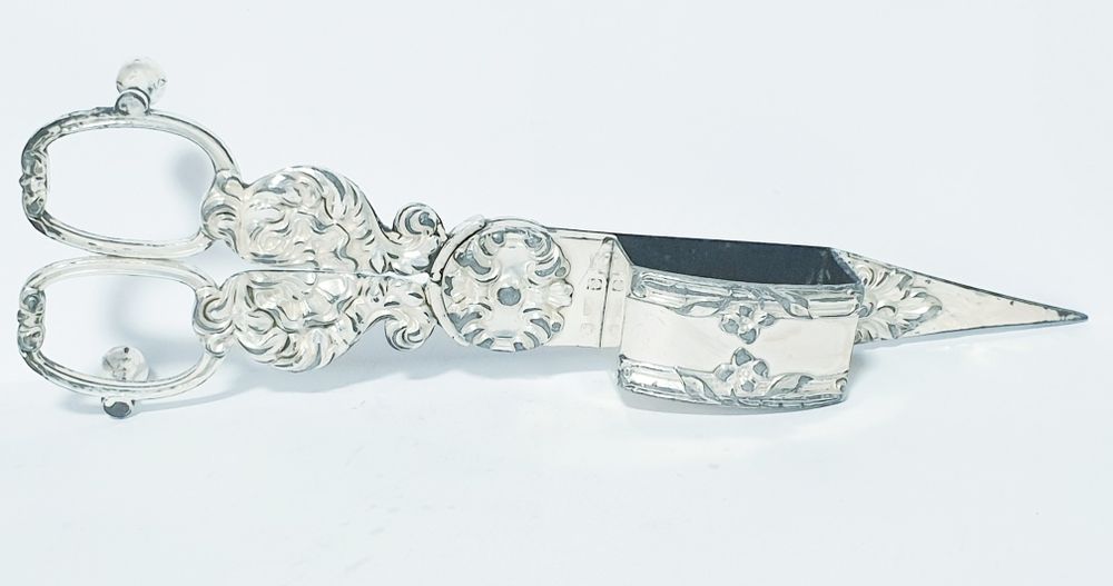 Fantástica antiga tesoura de morrões com banho em prata contrastada