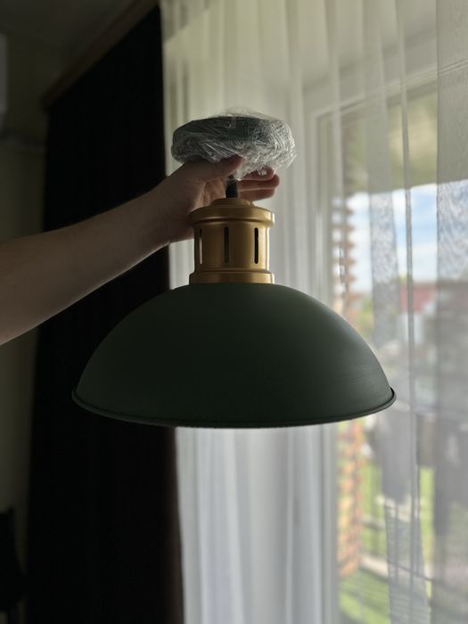 Світильник оливково-зеленого кольору з лампочкою що заряджається