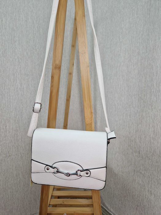 NOWA torebka listonoszka na pasku biała