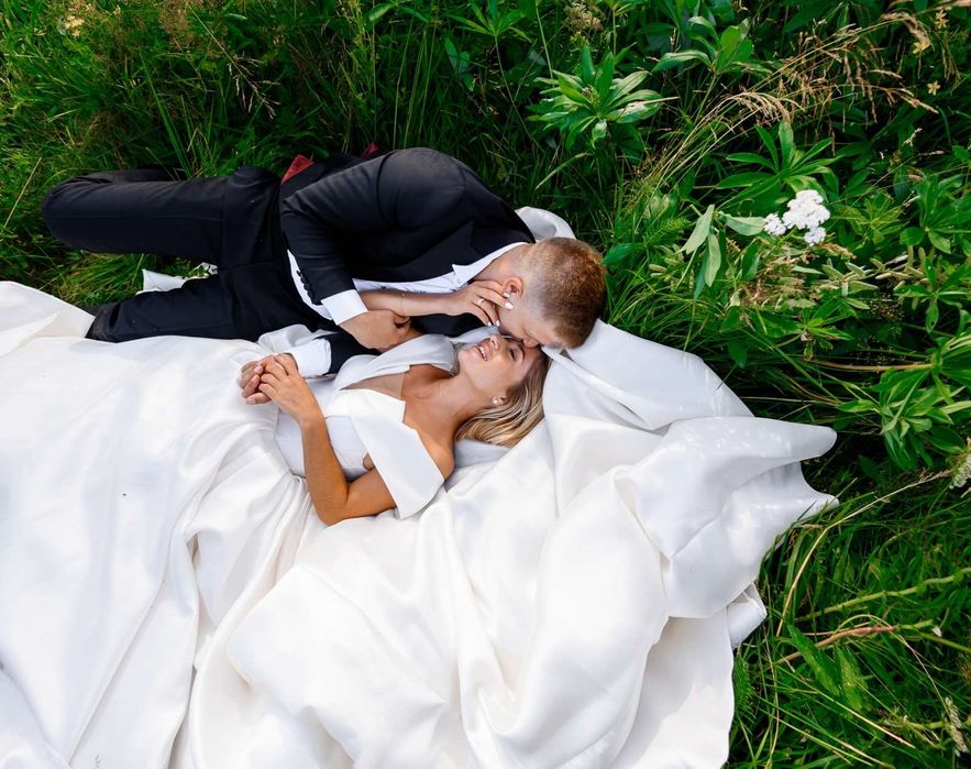 Весільня сукня атласна