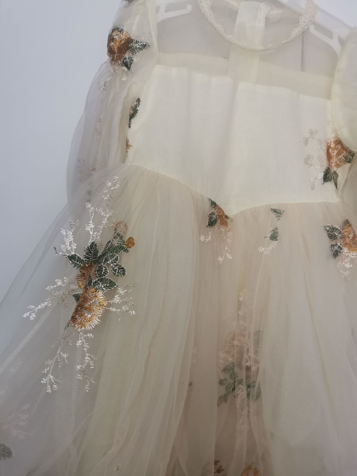 Śliczna tiulowa sukienka z haftowany i kwiatami