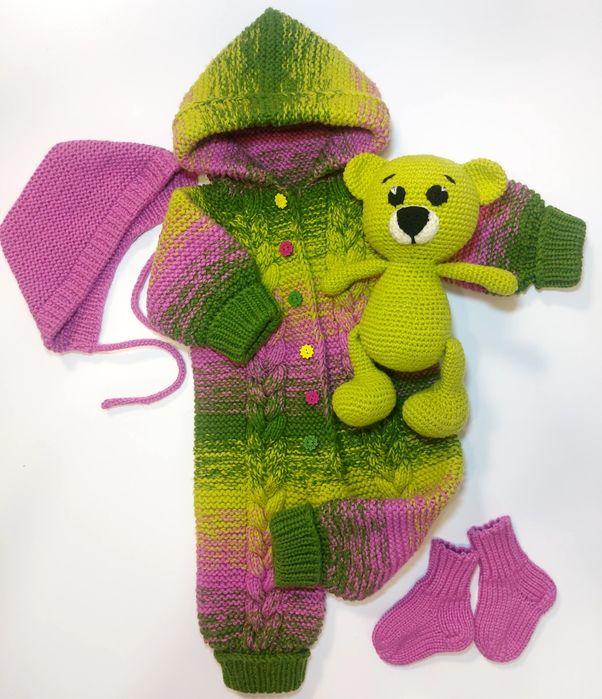 Вязаный комплект (комбинезон, чепчик, носочки и мишка)