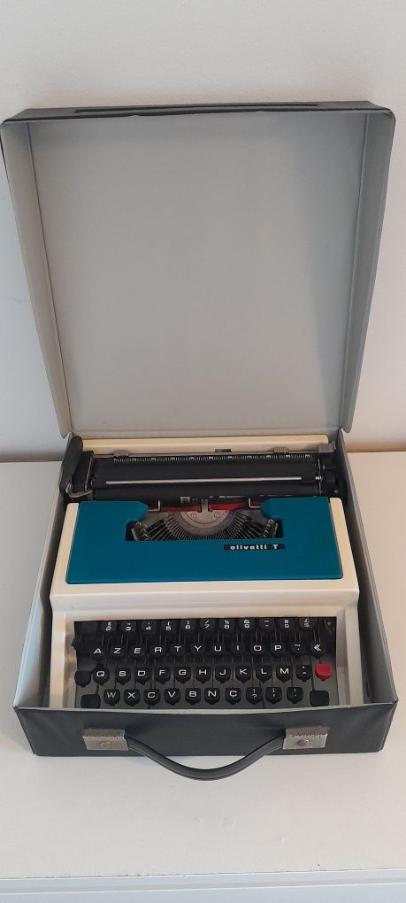 Maquina de Escrever Olivetti T, em bom estado e com maleta