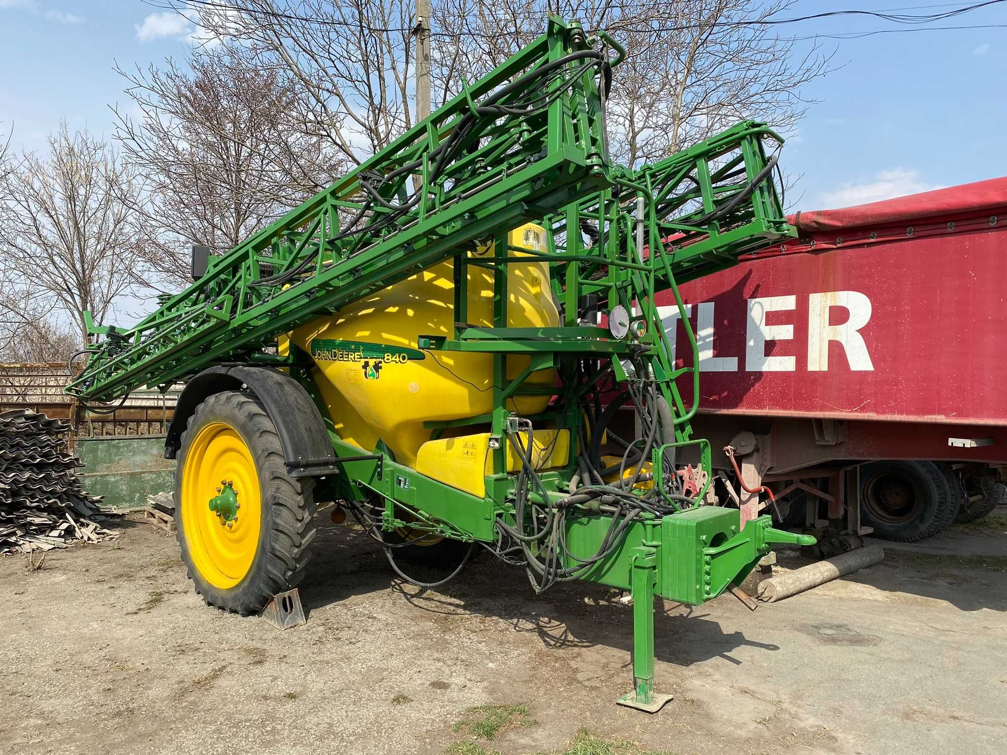 Обприскувач причіпний  JOHN DEERE 840