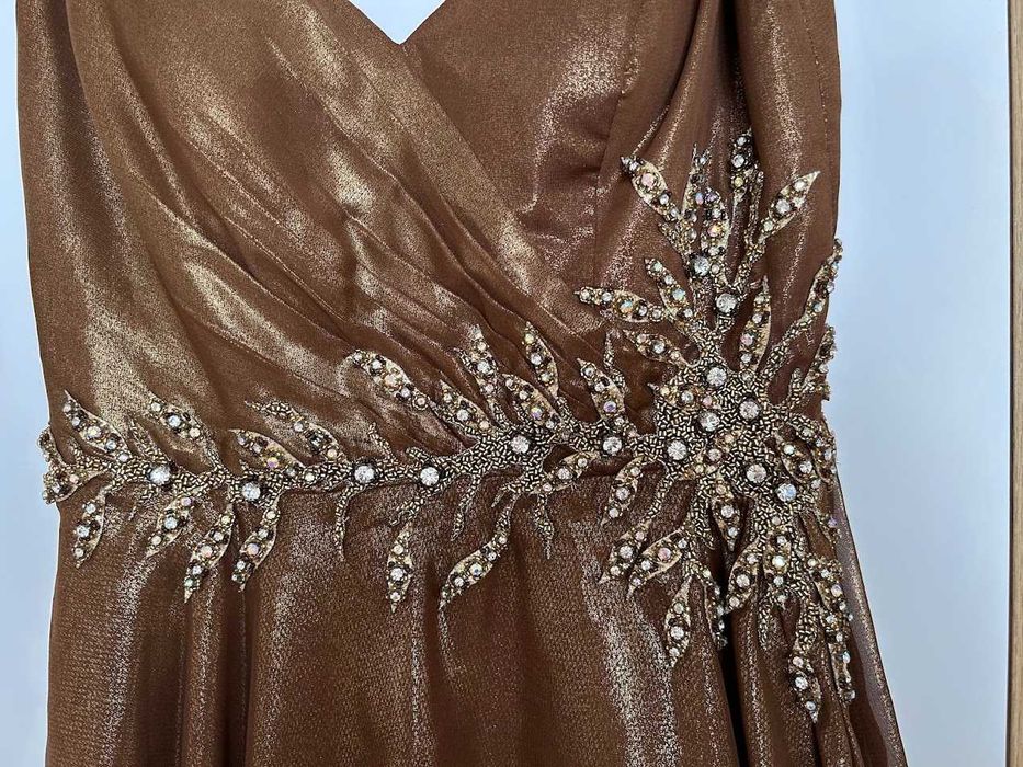 Сукня нарядна середньої довжини