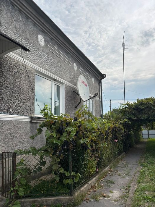 Продам будинок поруч  з містом Шептицький